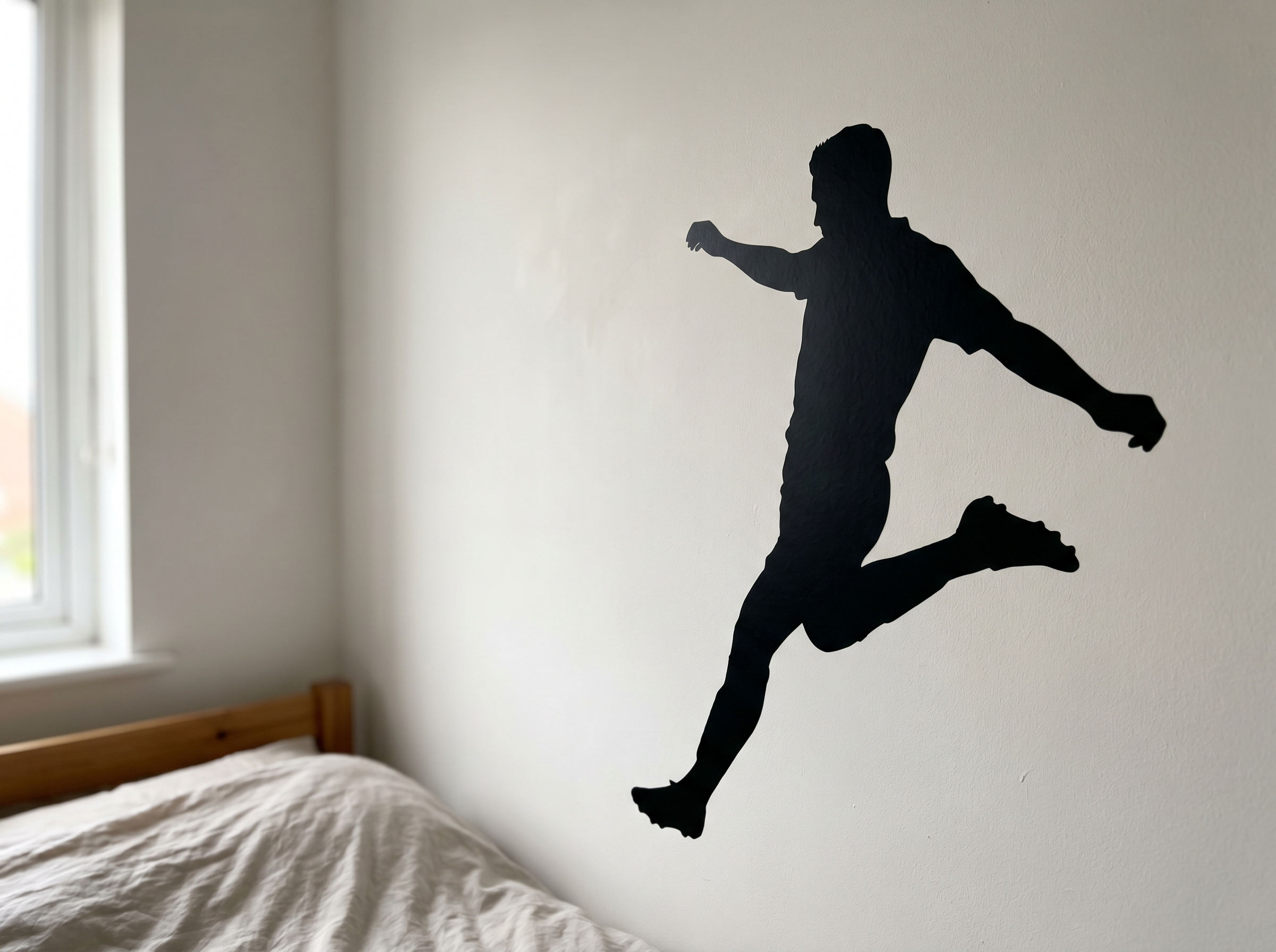 Stickers muraux joueur de foot en silhouette : la chambre prend des allures de stade en 10 minutes