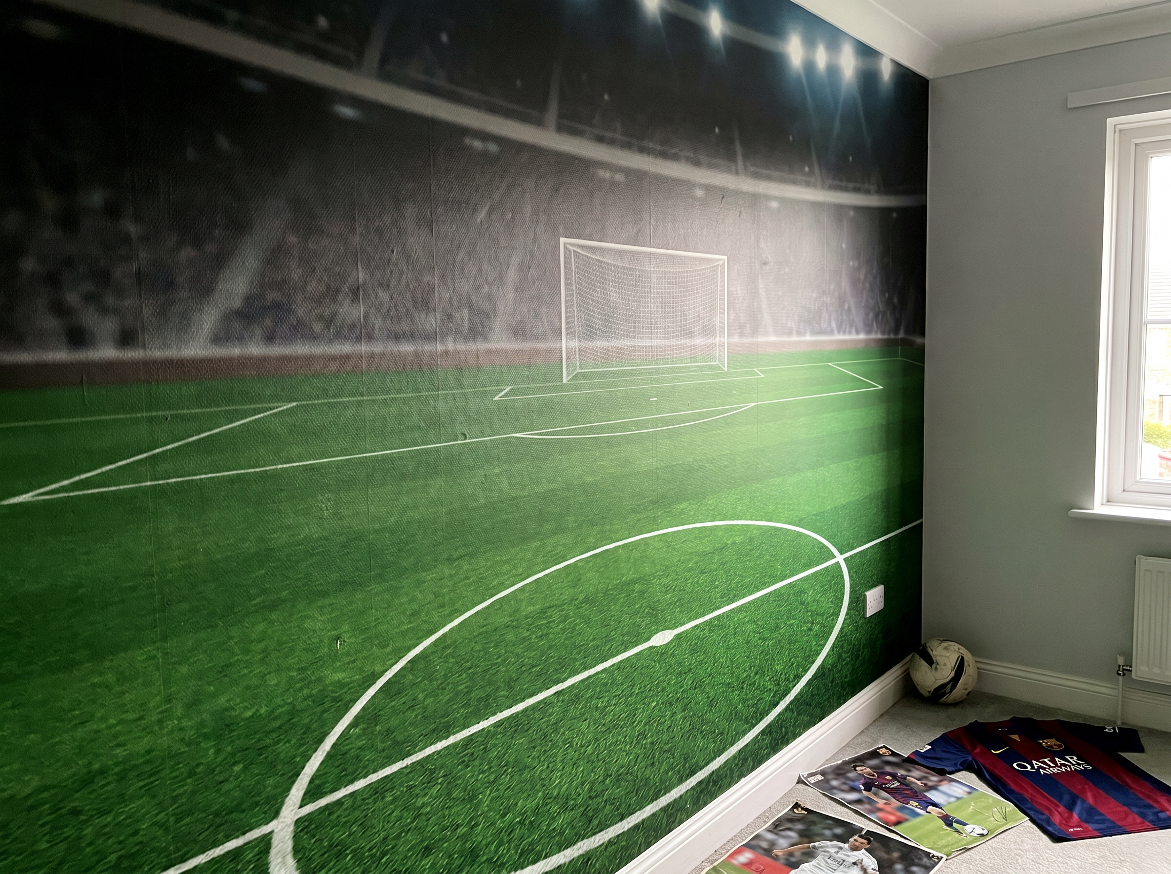 Papier peint stade de foot en trompe-l'oeil : transformer un mur en tribune