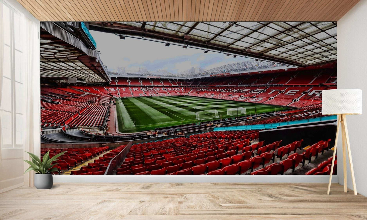L’intérieur du stade est d’un rouge éclatant.