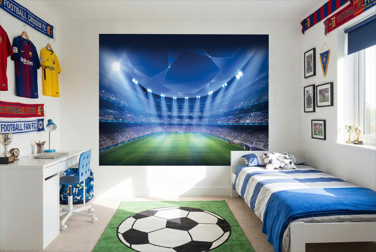 Lit avec papier peint football stade ligue bleu blanc rayé et housse de coussin motif ballon de football noir et blanc