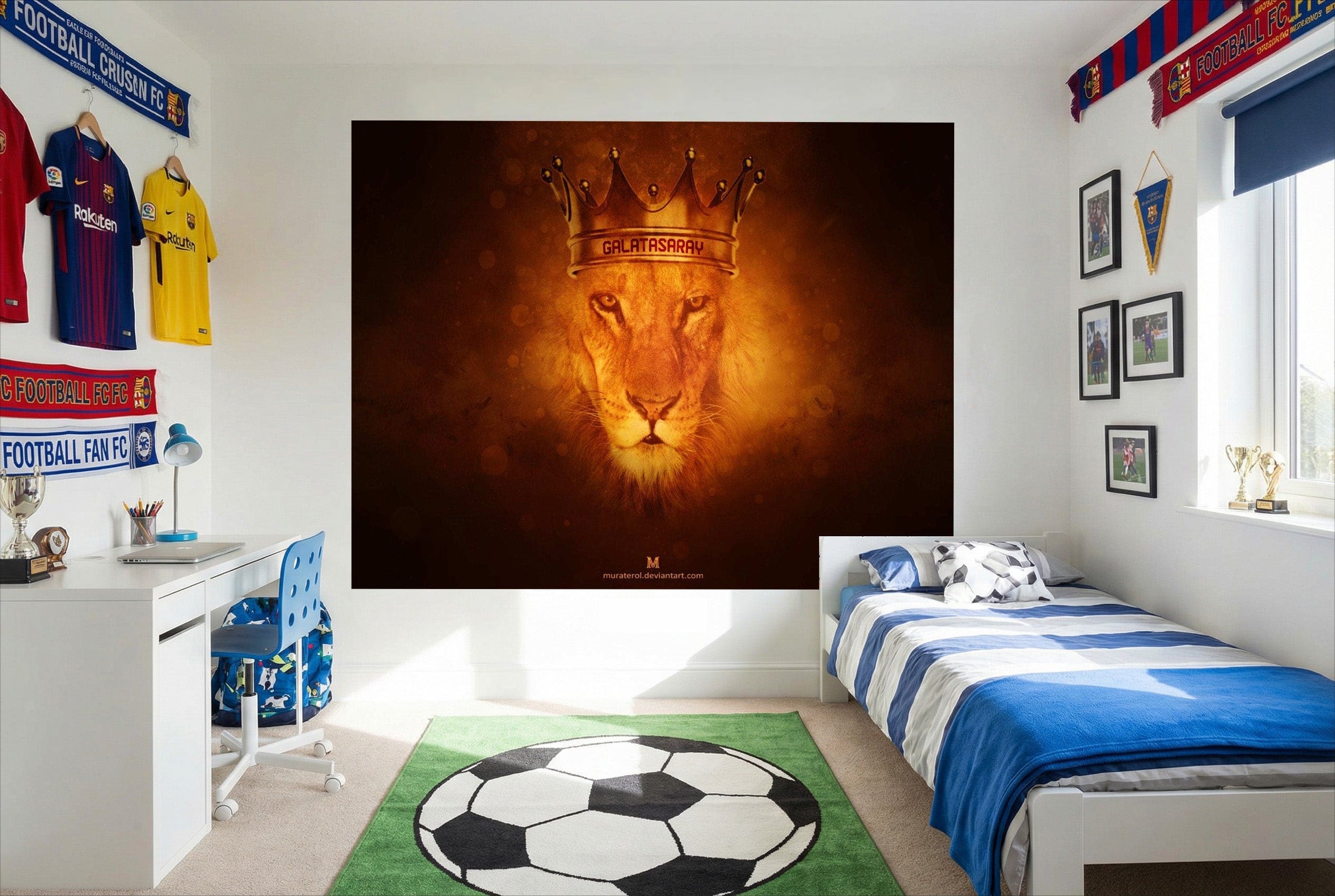 Papier peint galatasaray avec un emblème lion football doré sur fond orange et noir pour décoration murale sportive