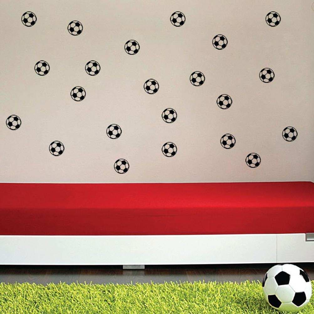 Ballon de football blanc avec des taches pentagonales noires.