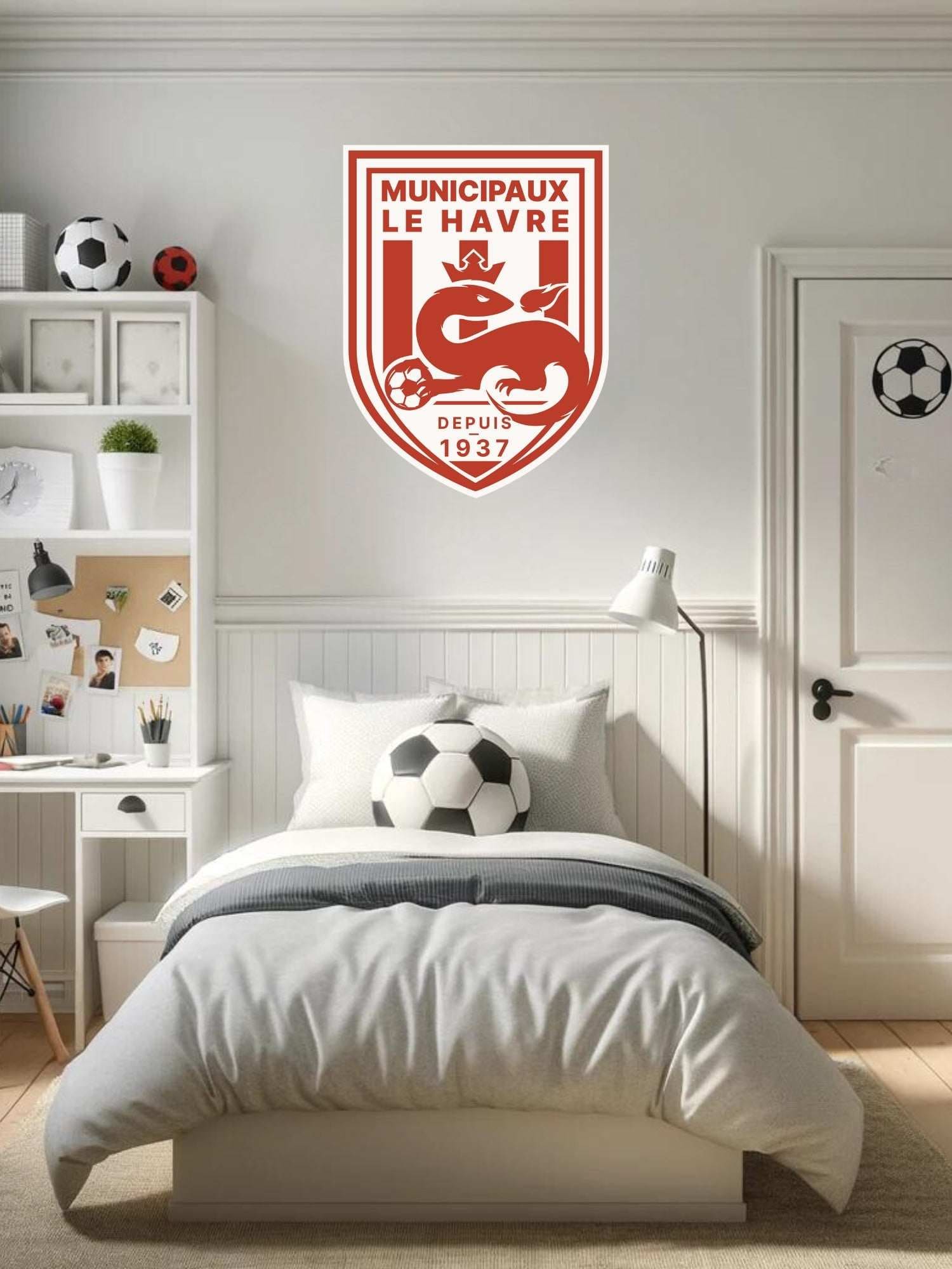 Une chambre à coucher sur le thème du football avec une literie blanche et un bureau blanc.