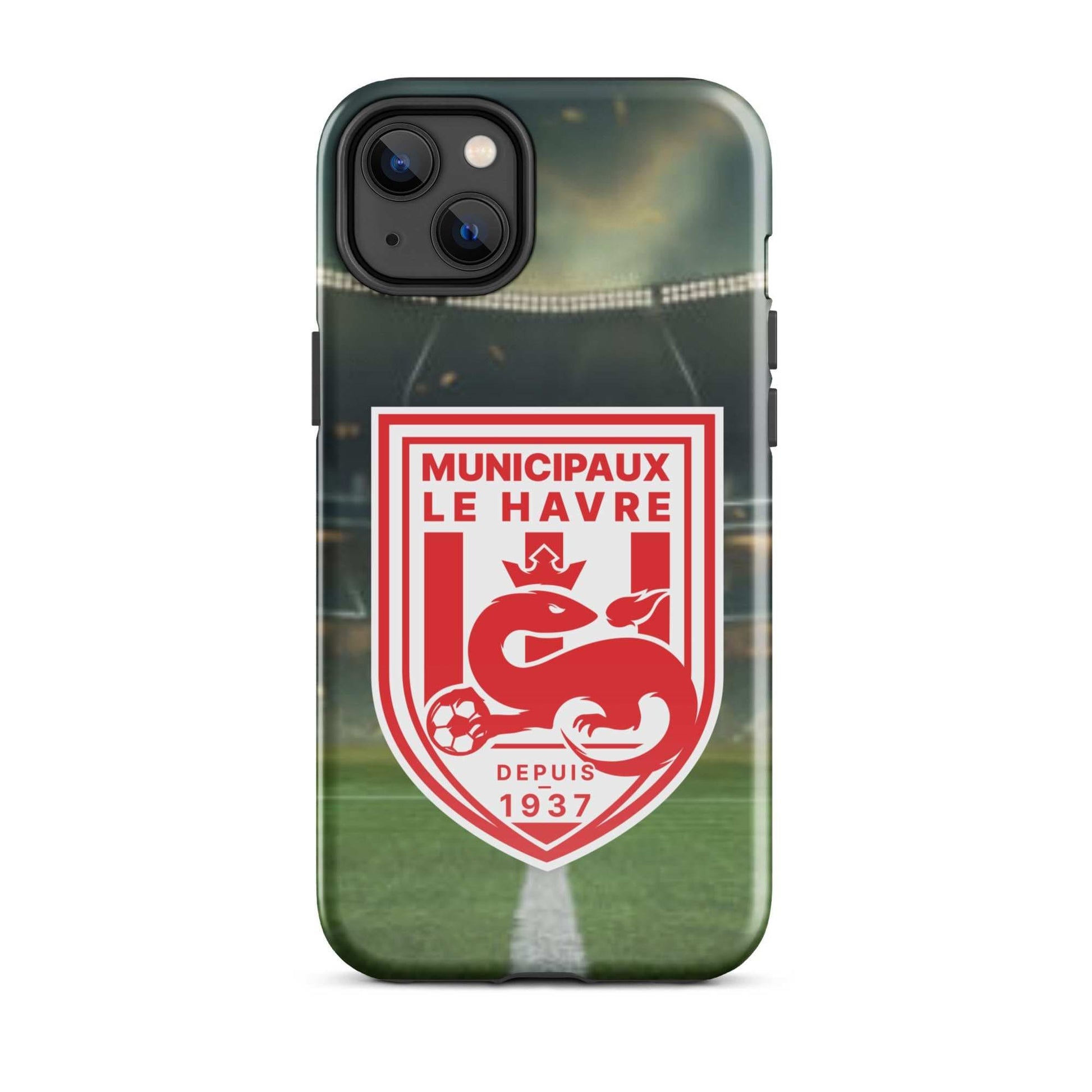 Un étui pour iPhone représentant un écusson rouge et blanc avec un lézard et un ballon de football, sur fond d’image floue d’un stade.