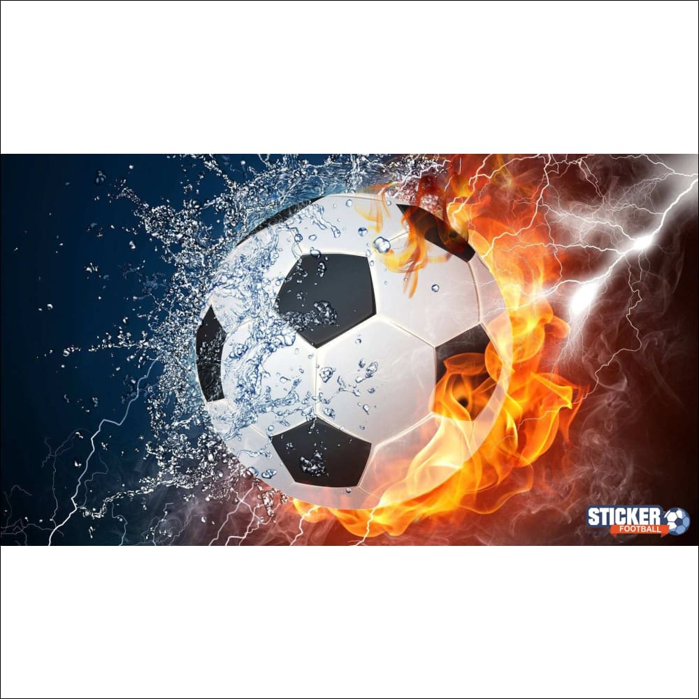 Ballon de football englouti dans l’eau et le feu.