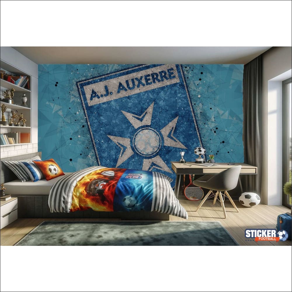 Une chambre d’enfant avec une grande fresque du logo du club de football A.J. Auxerre sur le mur.