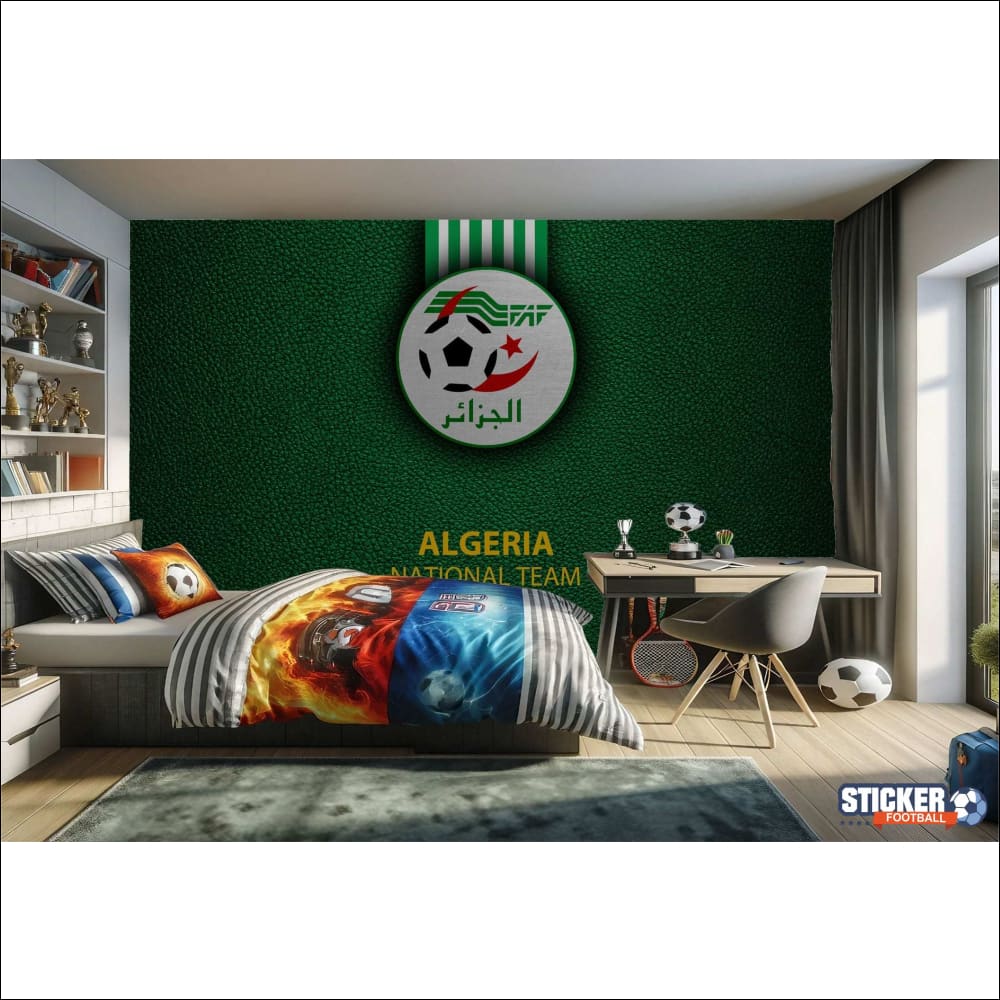 Une chambre de garçon décorée sur le thème de l’équipe nationale algérienne.