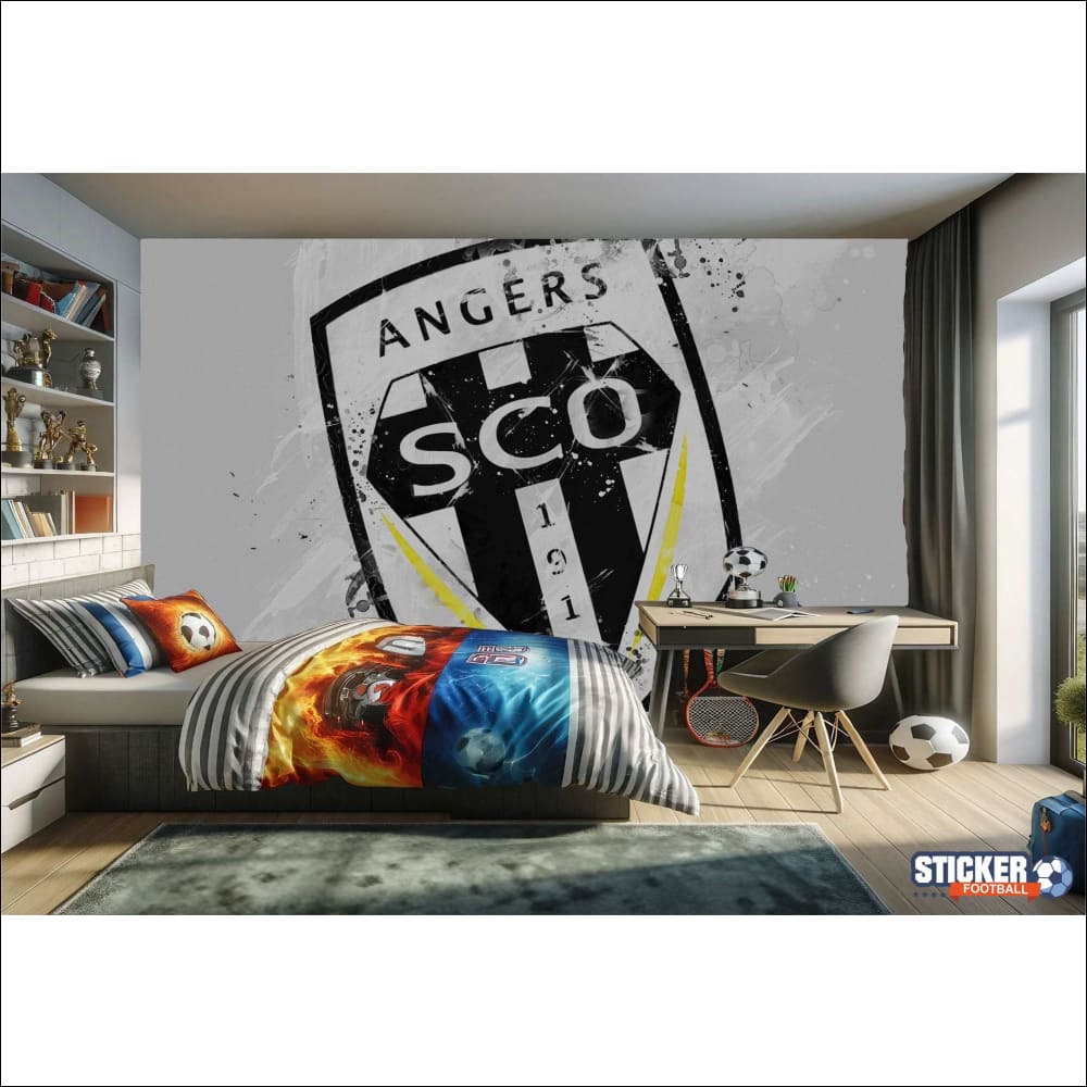 Une chambre d’enfant avec une peinture murale et une literie sur le thème du football.