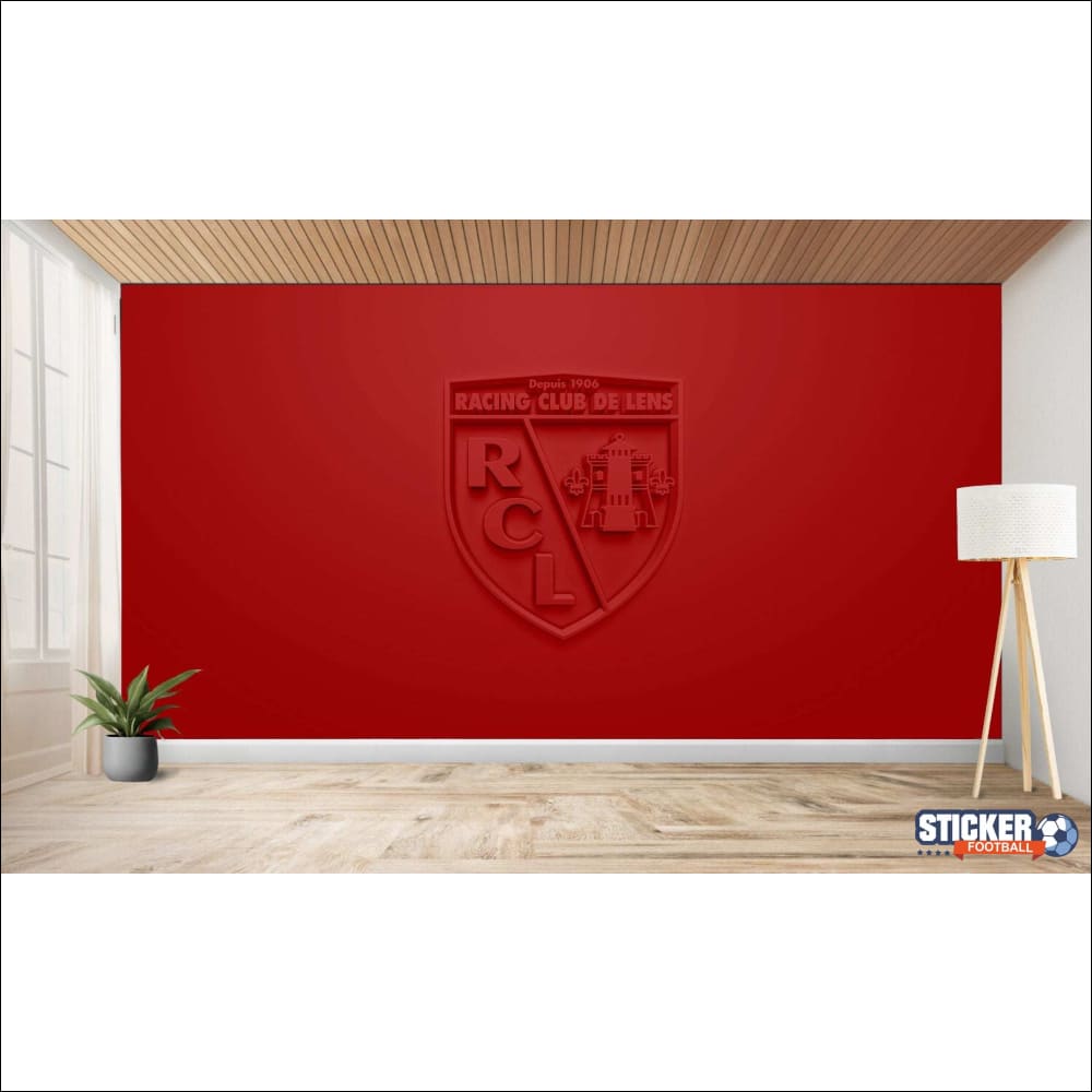 Mur rouge avec logo du club en relief.