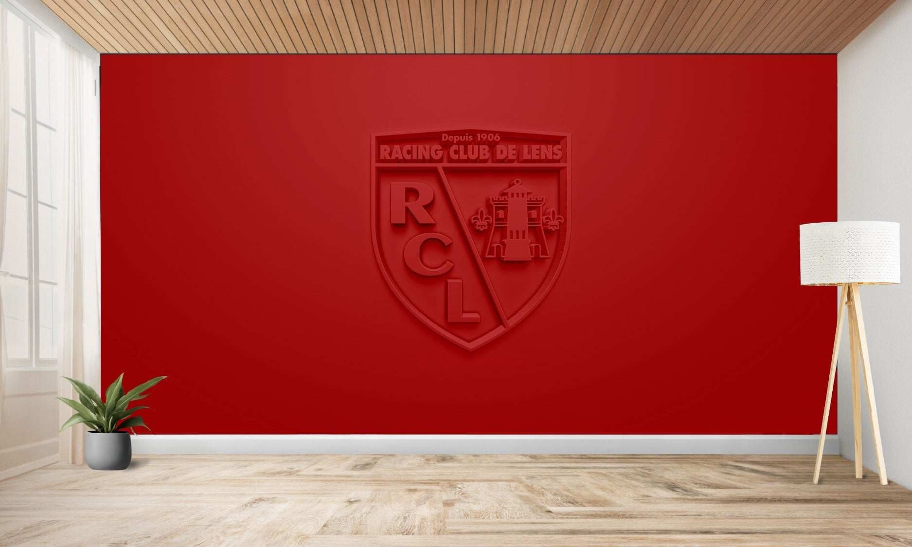 Mur rouge avec logo du club en relief.