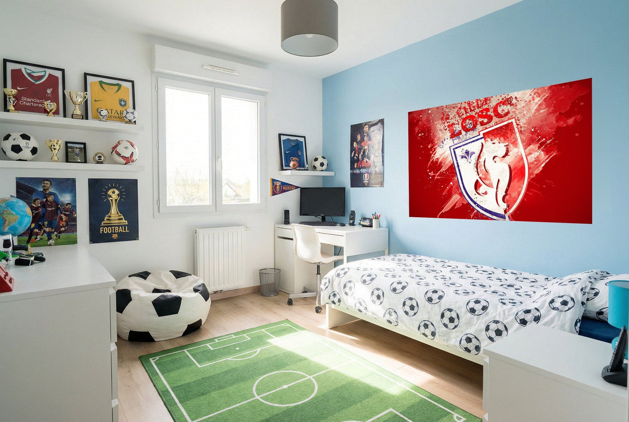 Lit blanc avec linge de lit noir et blanc motif ballon de football papier peint lille losc peinture effet déco