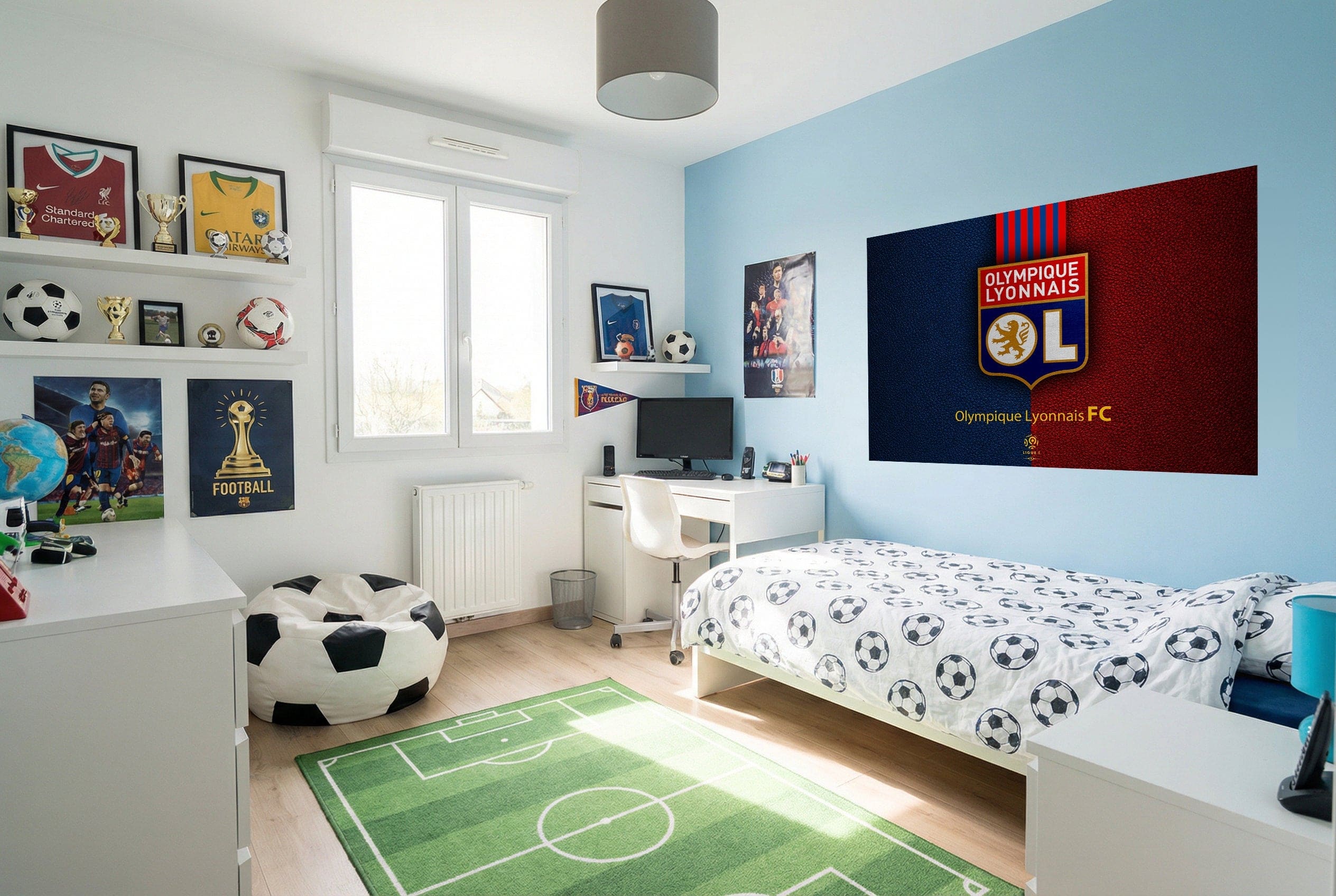 Lit blanc avec duvet à motifs de ballons de football noir et blanc décoré de papier peint football lyon logo tableau