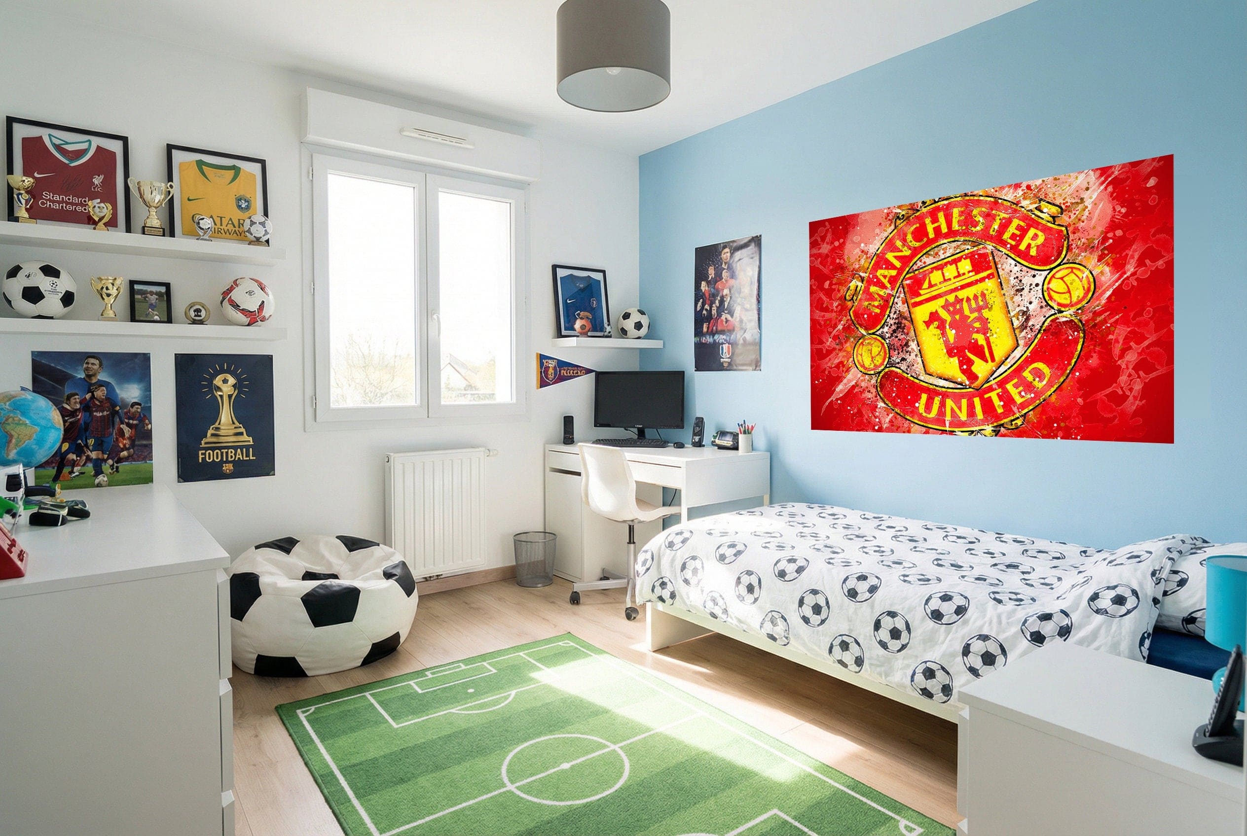 Papier peint manchester united avec logo du club sur fond rouge vibrant et accents dorés pour décoration football