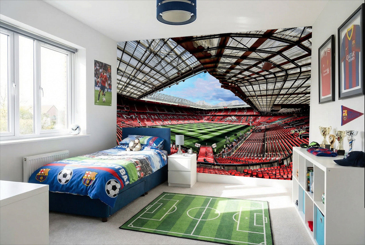 Lit bleu avec literie football et ballon sur l oreiller devant papier peint manchester united stade old trafford deco