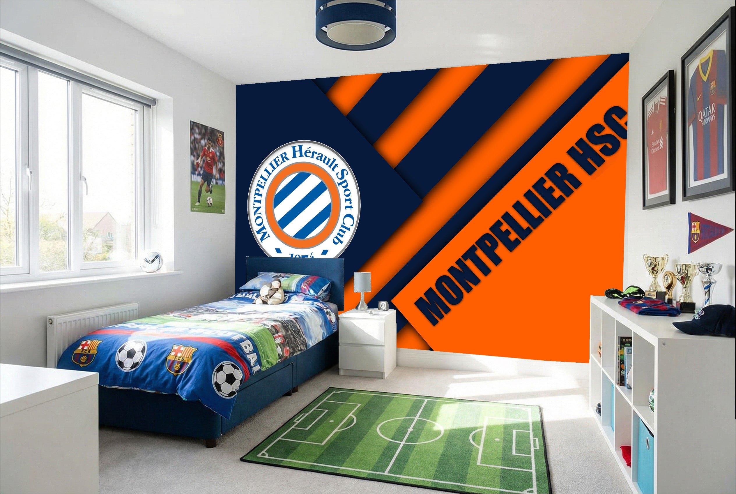 Papier peint football Montpellier avec rayures diagonales orange et bleu marine et logo circular du club en blanc bleu rouge