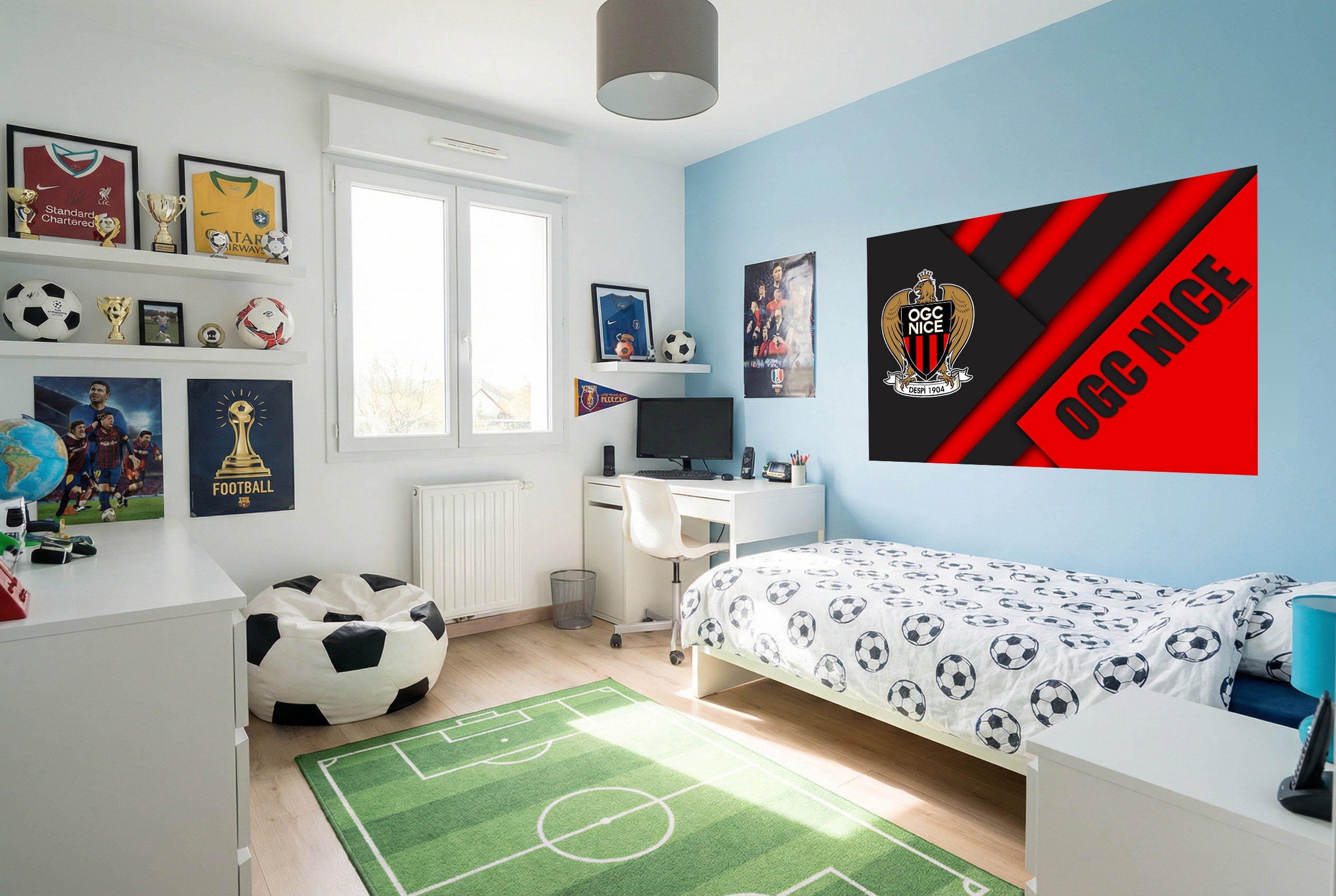 Papier peint football ogc nice avec bannière noire et rouge et blason doré sur mur bleu pour décoration sportive