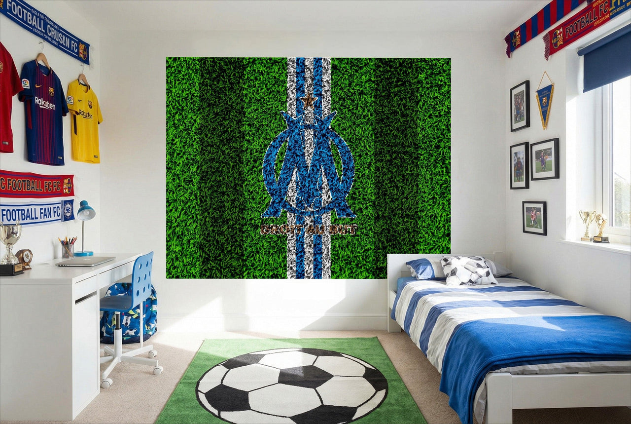 Papier peint football vert et bleu avec logo olympique de marseille sur fond pelouse résister à l’usure et produits chimiques agressifs