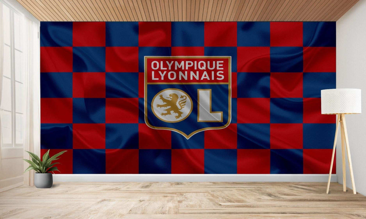 Logo de l’Olympique Lyonnais sur un mur à carreaux.