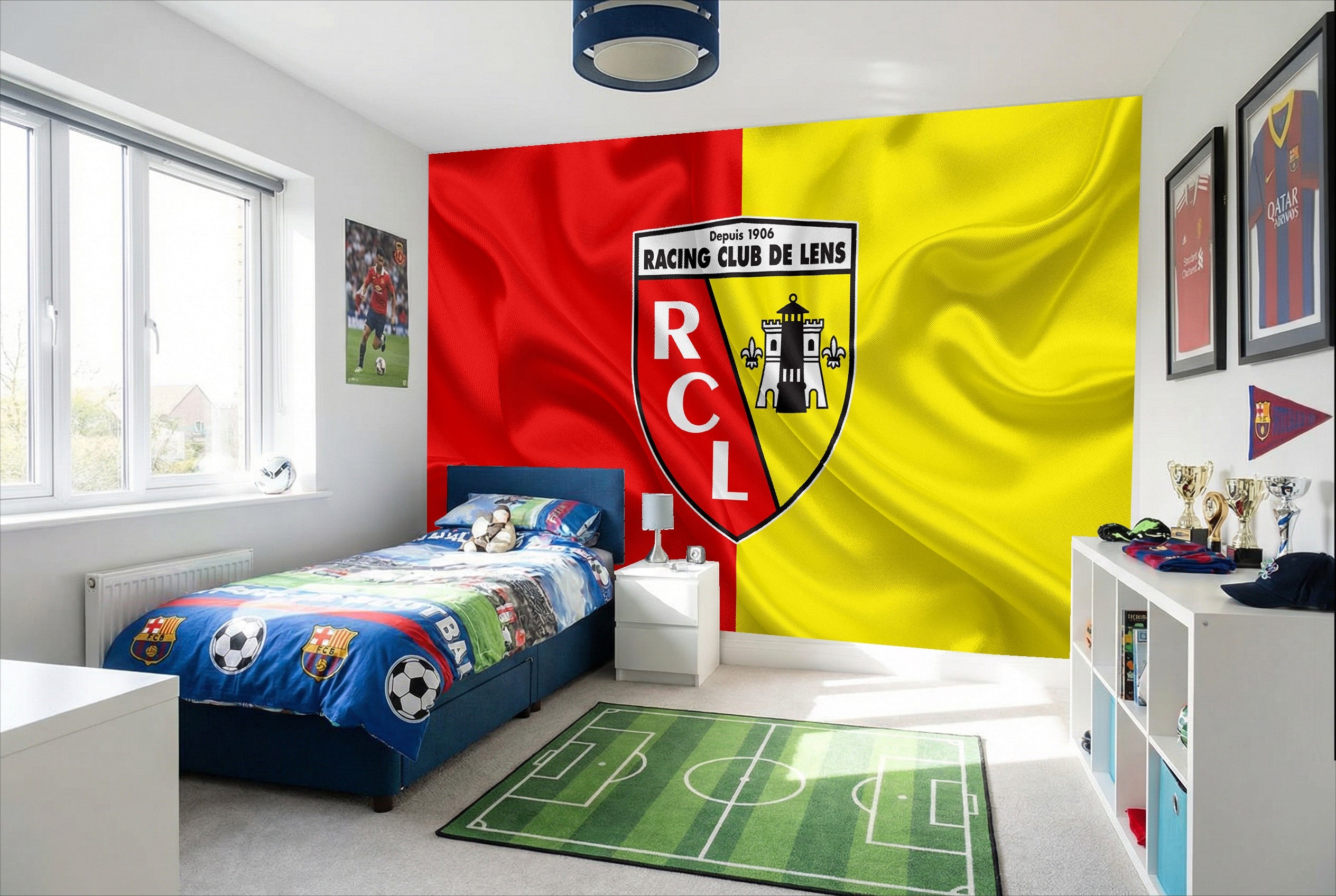 Le papier peint rc lens deco foot effet présente un mural tissu rouge et jaune avec le blason racing club de lens