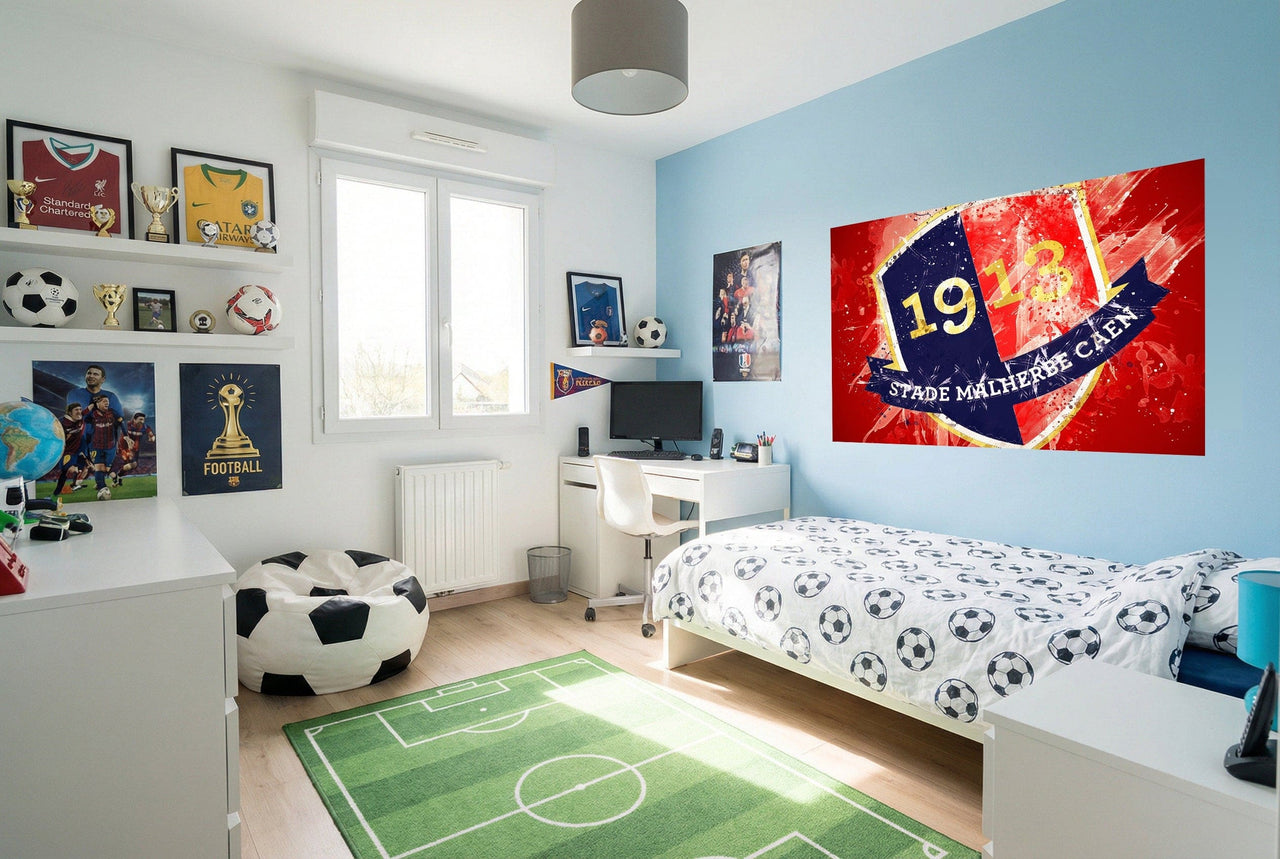Lit blanc avec literie noire à motifs ballon de football pour décoration papier peint stade caen stade football
