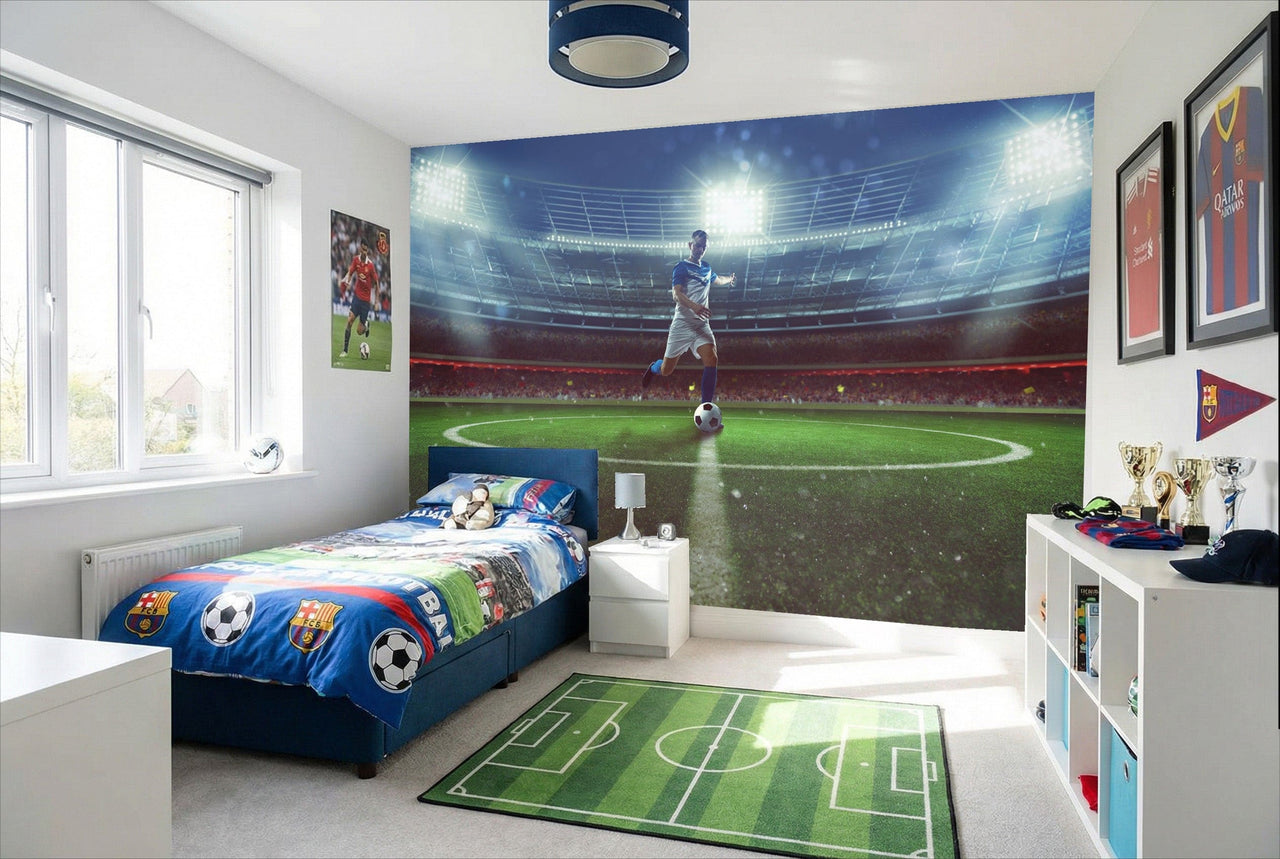 Lit bleu avec literie football et tête de lit assortie devant papier peint football stade joueur