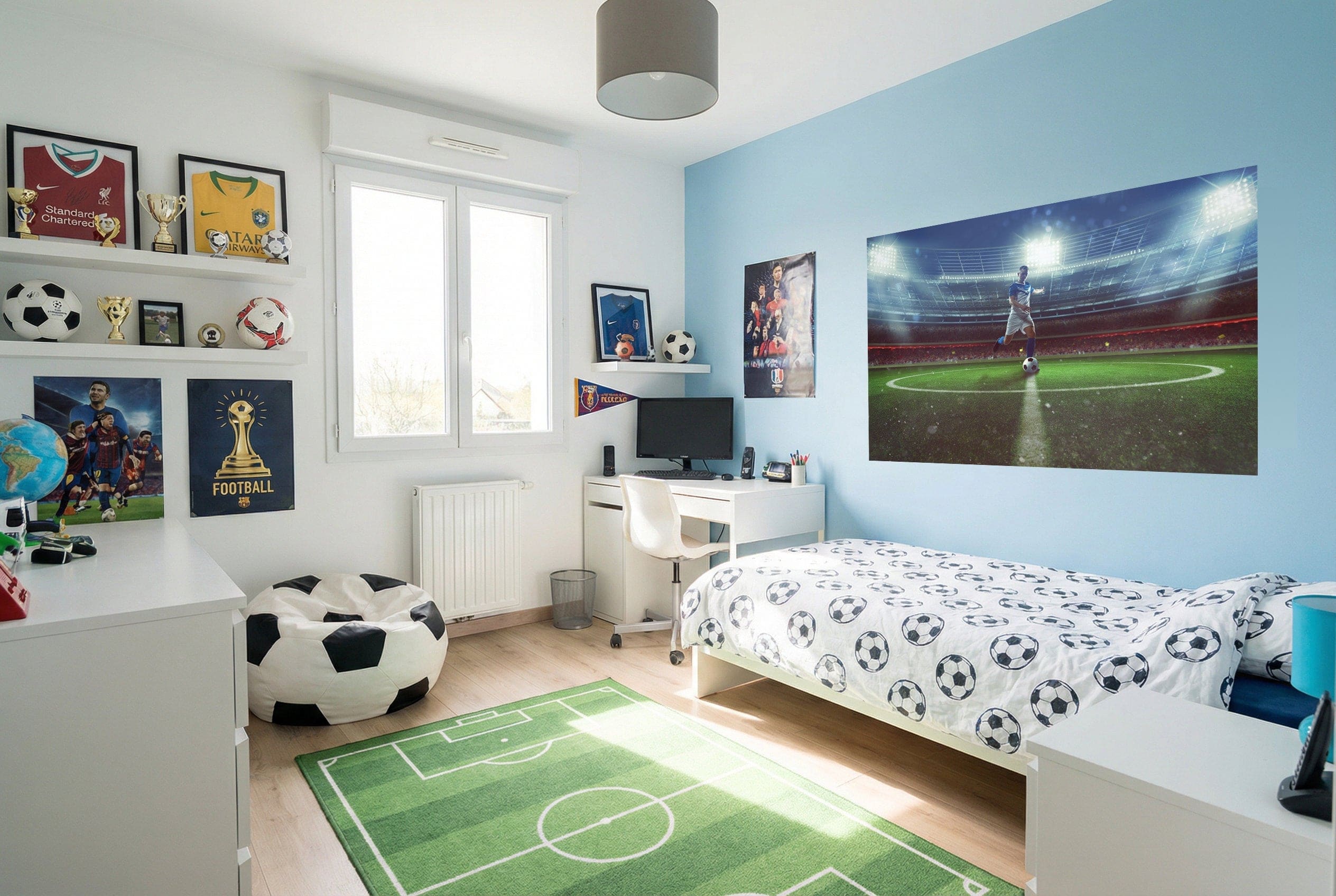 Lit blanc avec literie à motif de ballon de football noir design papier peint football stade joueur