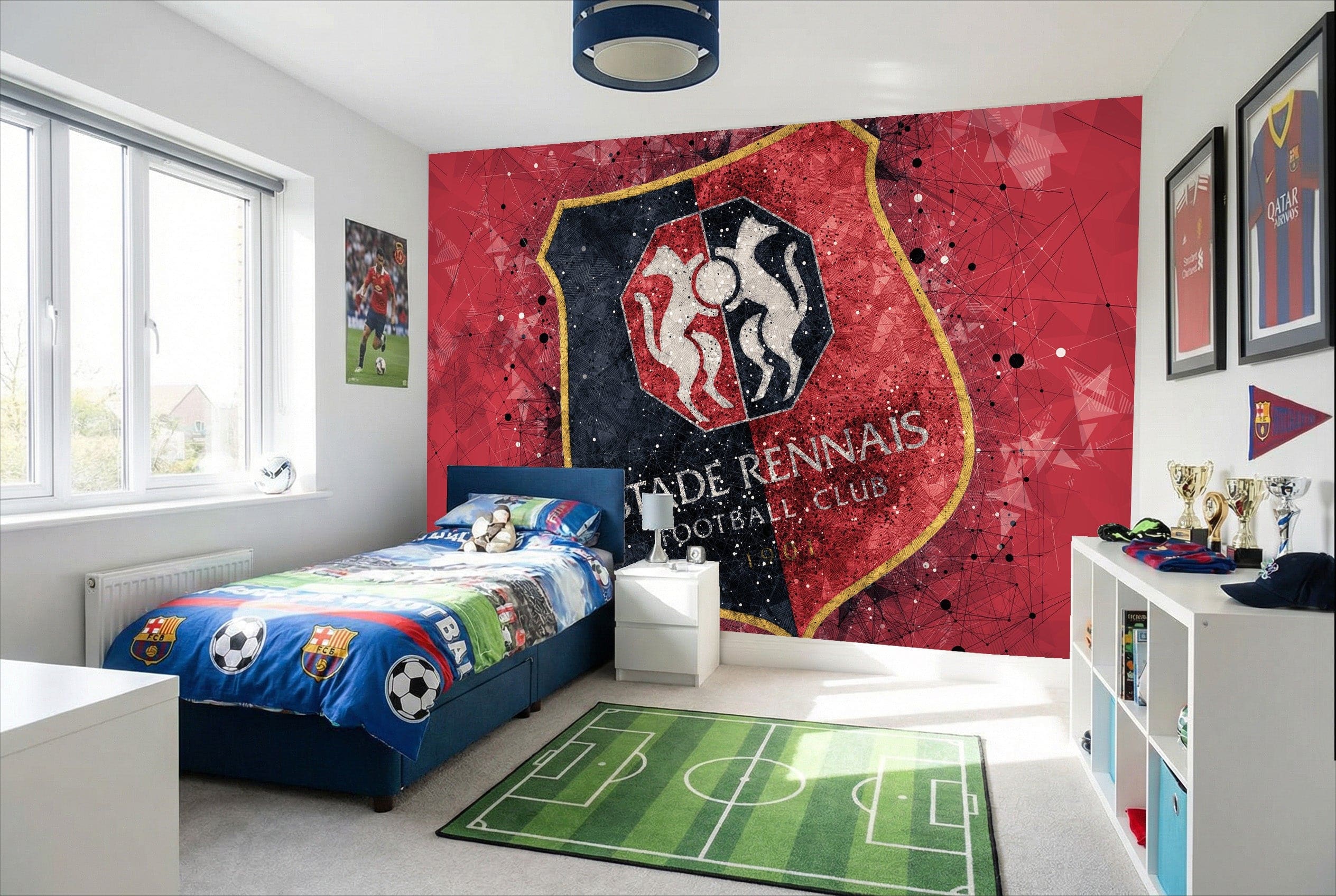 Mur papier peint stade rennais avec grand tableau déco football rouge noir et accents dorés pour mur sportif