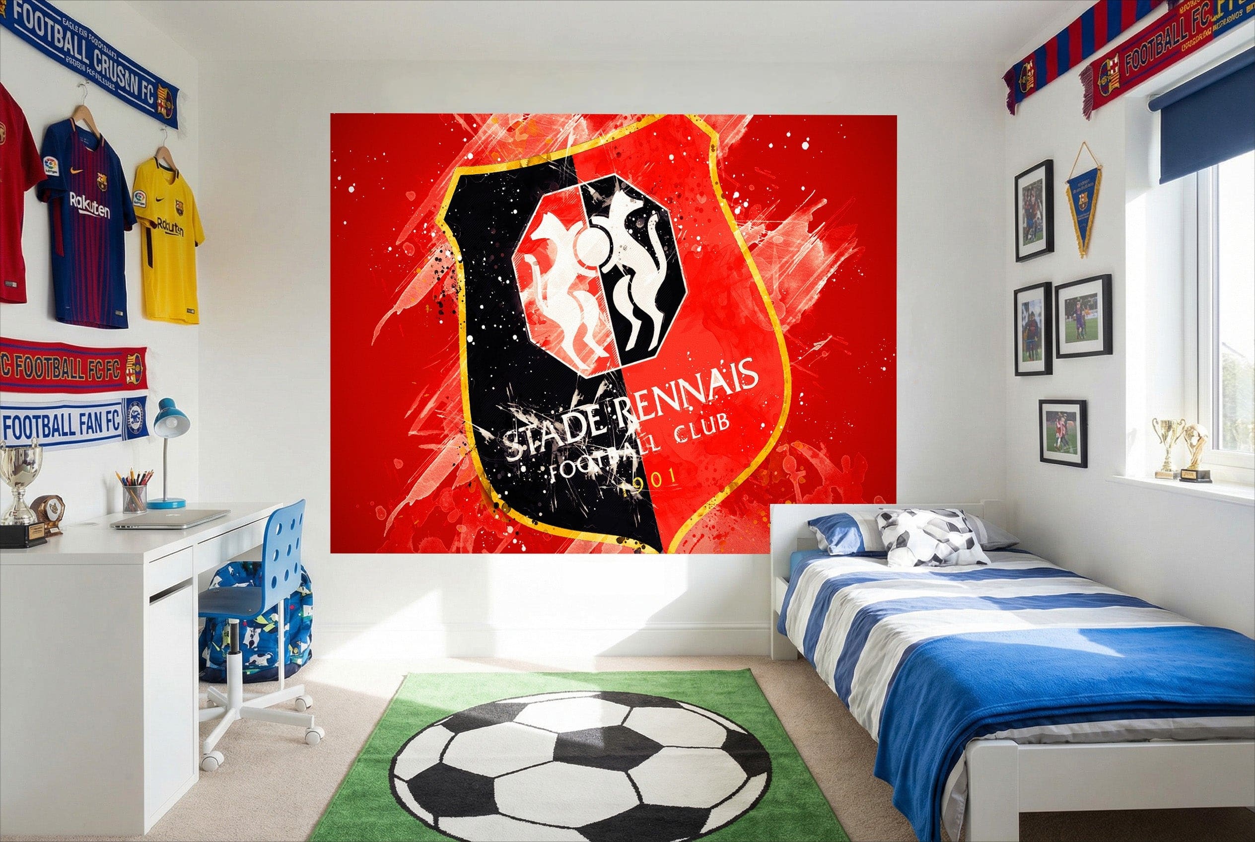 Papier peint stade rennais rouge vibrant avec blason et accents noirs et blancs pour décoration football dynamique