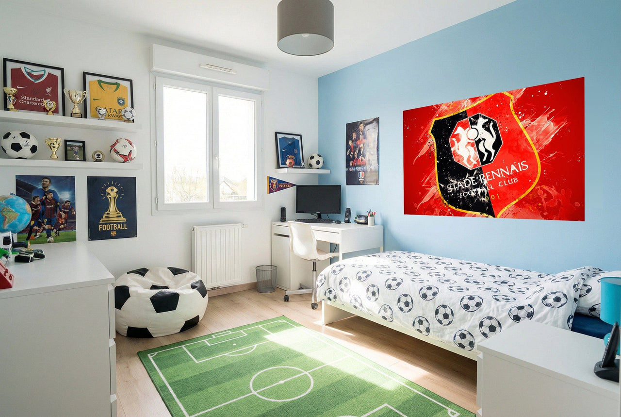 Lit blanc avec literie motif foot noir et blanc papier peint stade rennais décoration football stade rennais