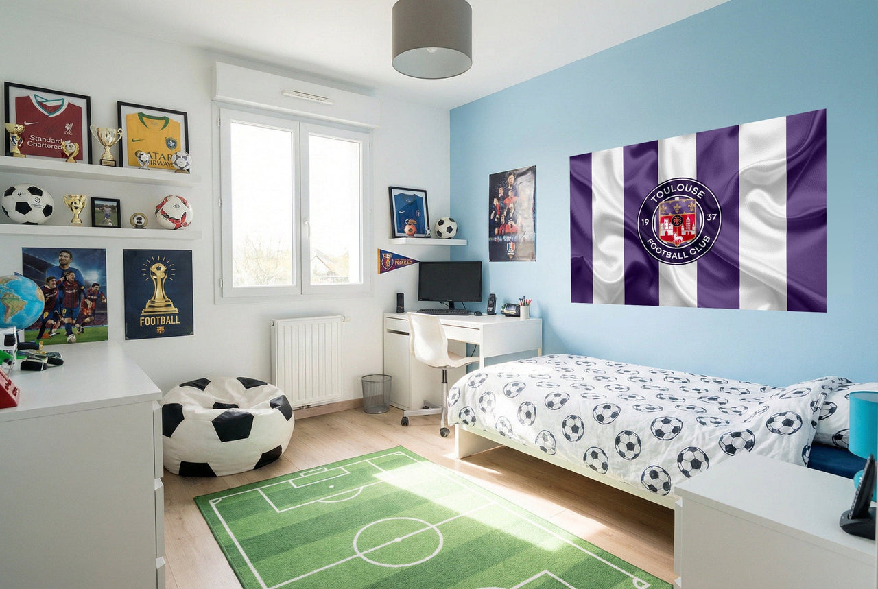 La chambre avec un papier peint toulouse drapeau effet déco et un lit blanc avec une literie football noir et blanc