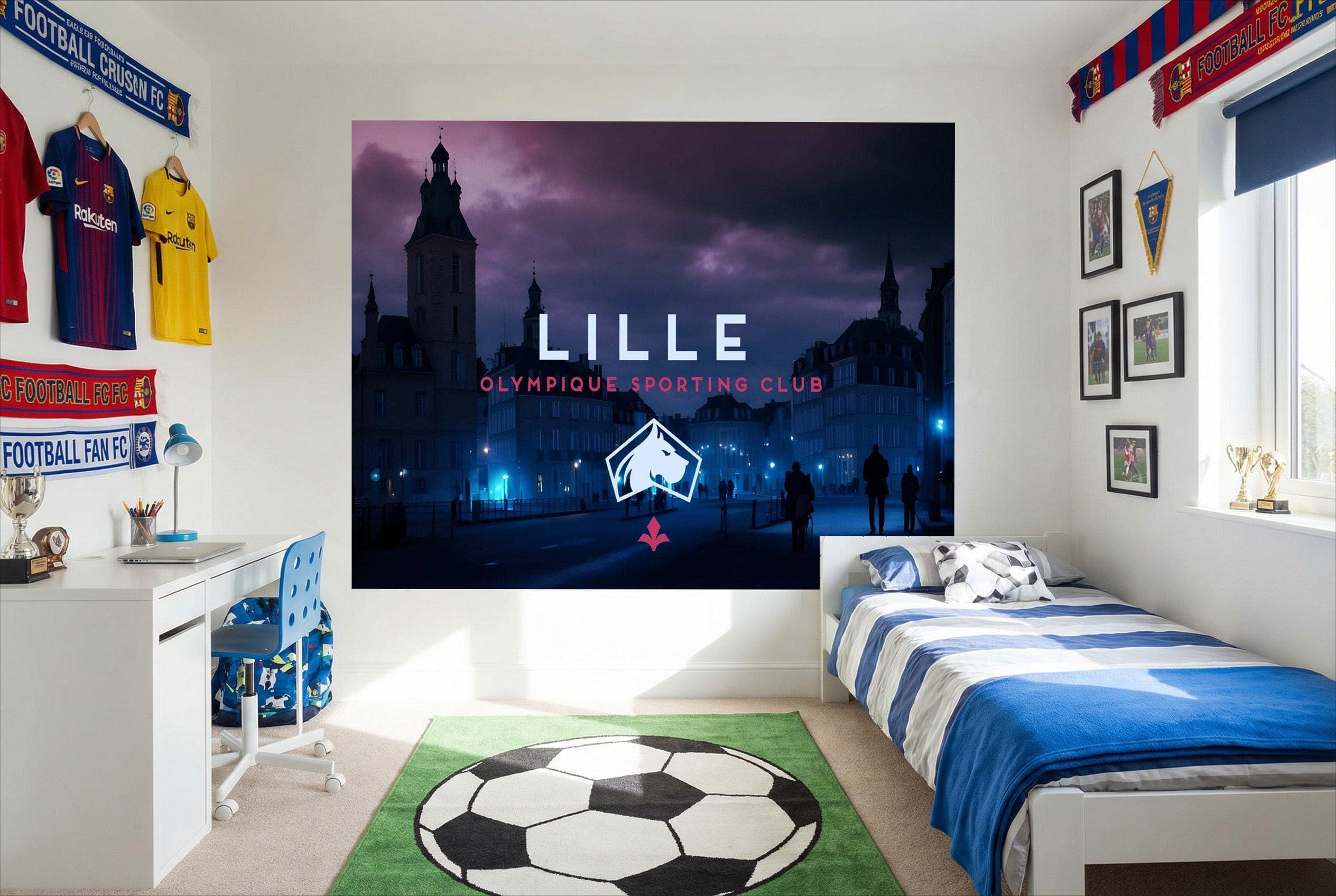 Papier peint lille avec couette rayée bleue et blanche à motifs étoiles pour passion soccer et déco football