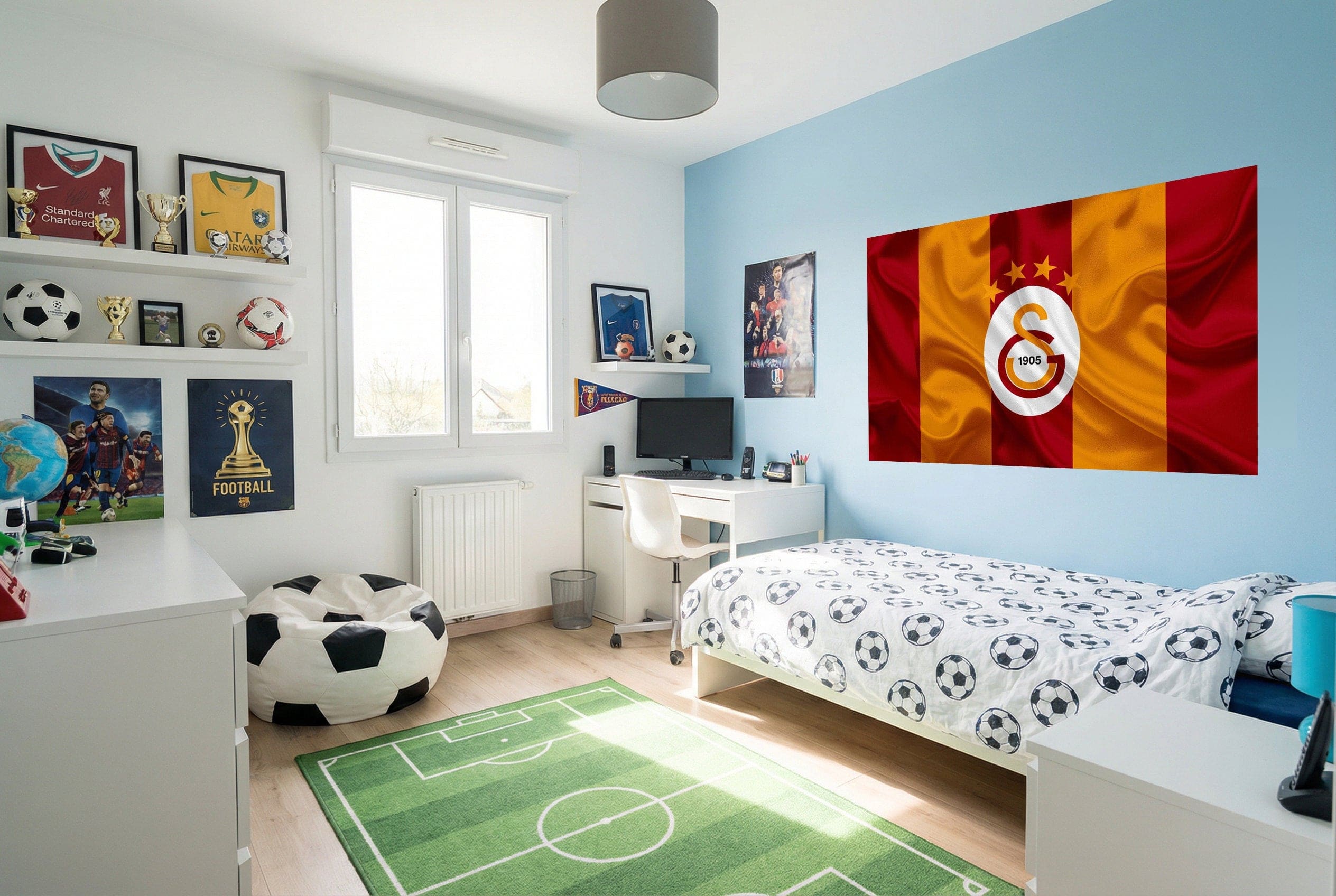 Lit blanc avec couette et taies d oreiller motif ballon de football pour déco fan football papier peint logo galatasaray