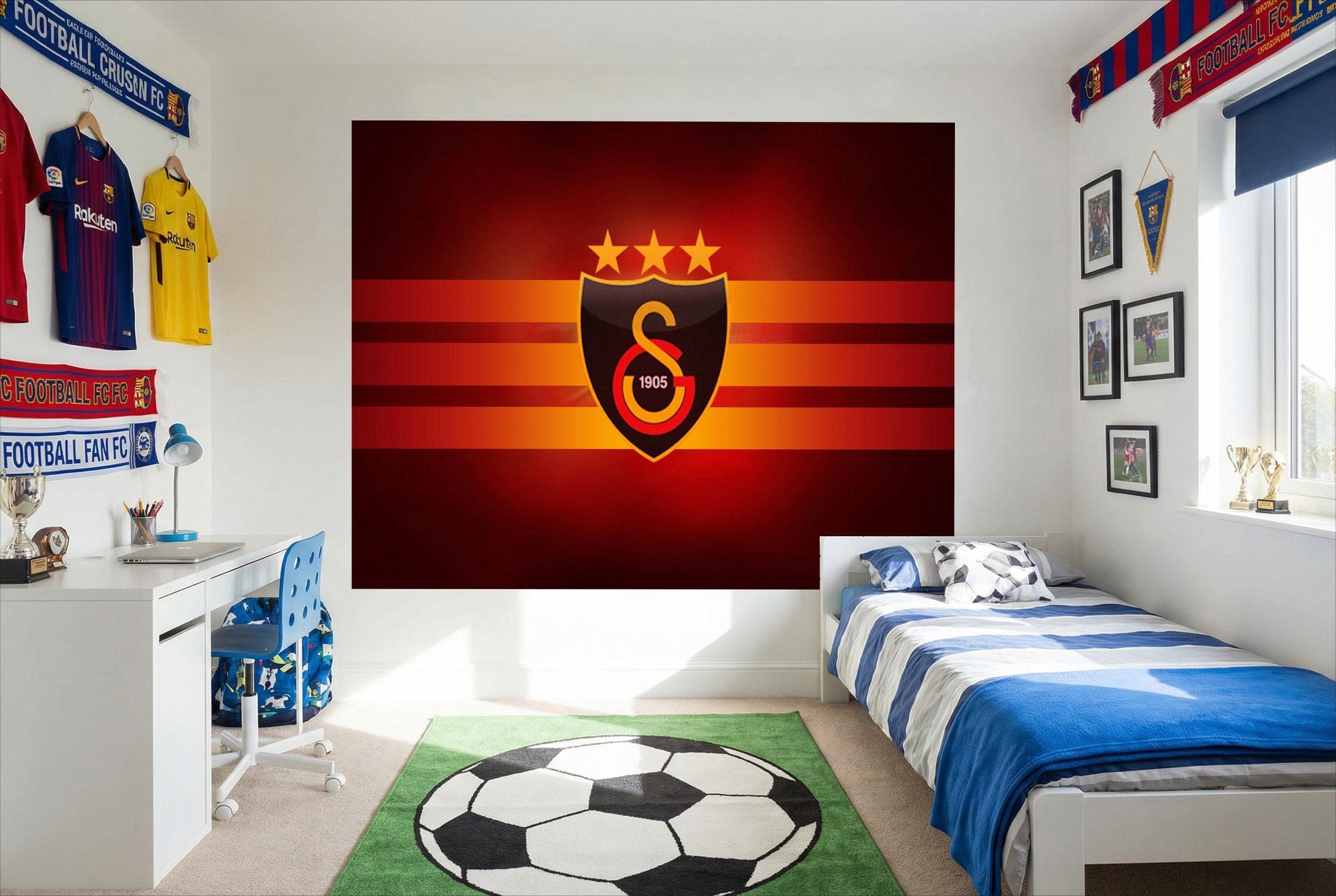Papier peint logo galatasaray avec un motif rayé rouge et orange et l’emblème noir or blanc pour déco fan soccer
