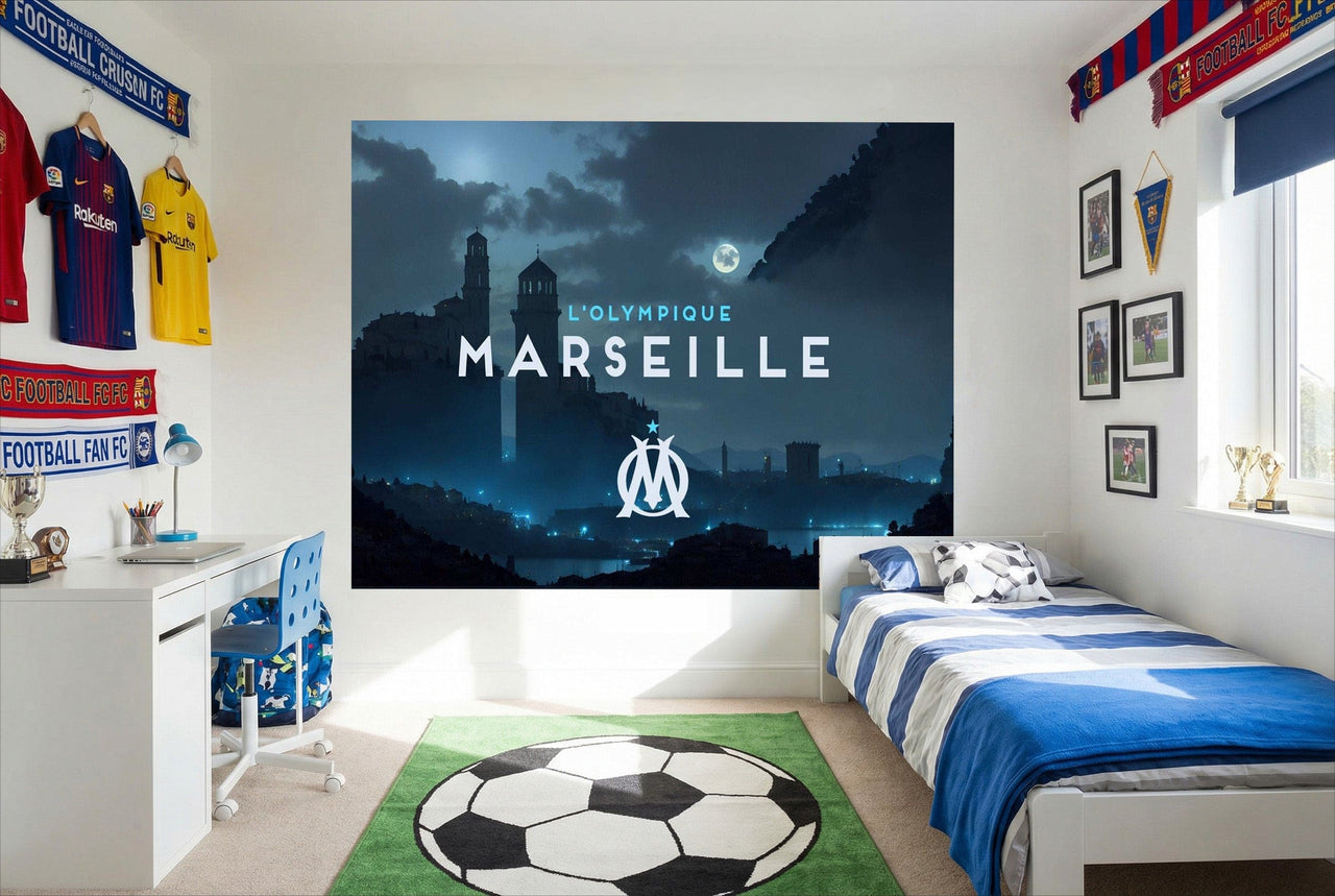 Papier peint om en tons bleu foncé avec logo et paysage de marseille pour décorer avec passion marseille football