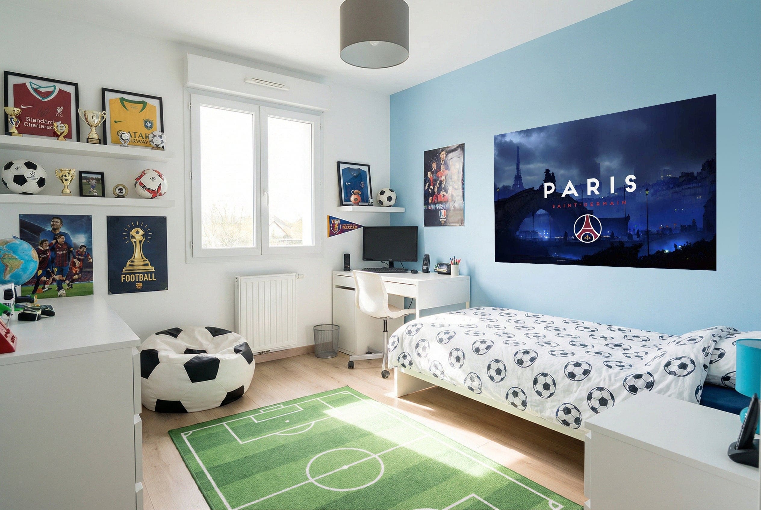 Lit blanc avec une couette et des taies d oreiller motif ballon de football pour une déco fan papier peint paris sg