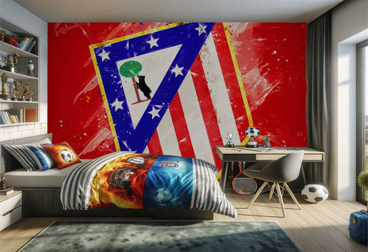 Une chambre d’enfant avec une grande peinture murale représentant le drapeau de l’Atletico Madrid.